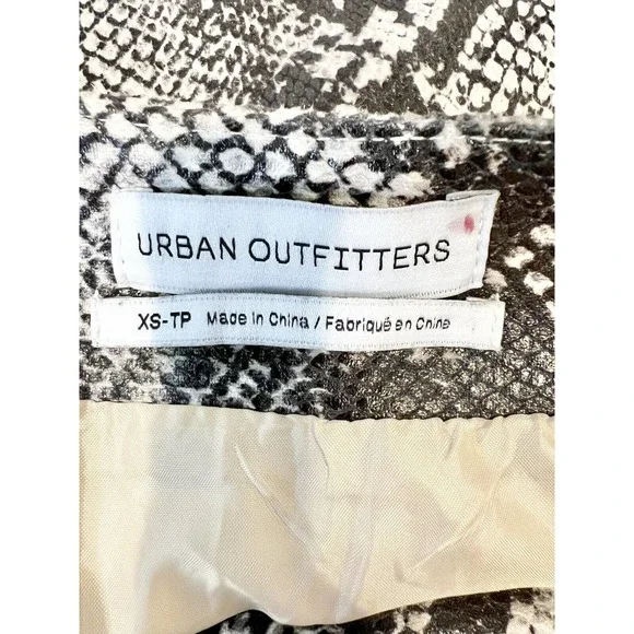 Urban Outfitters Womens Snake Skin Print XS Mini Skirt EUC - Picture 3 of 3